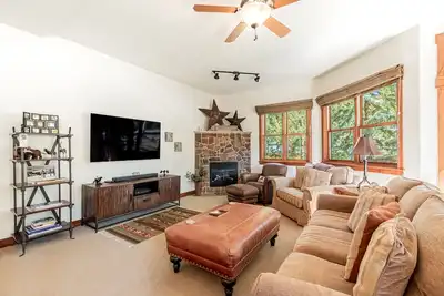 Image de Mountain Magic at Moraine | 4br Alpine Townhome | Hot Tubs, Pool, Shuttle Access
