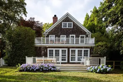 Image de Gorgeously Renovated Sh Village 5 bd w/ Large Pool