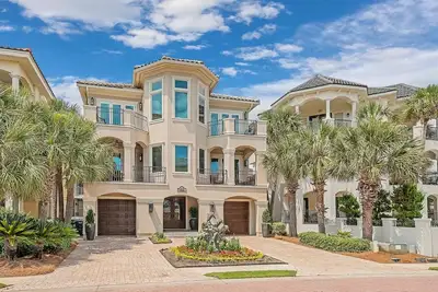 Image de Chateau de Bellagio - Luxurious Beach Gulfview Home in Destiny by the Sea