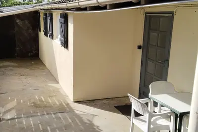 Image de Petite maison de 25 m carré au calme, paisible. Derrière cour des propriétaires