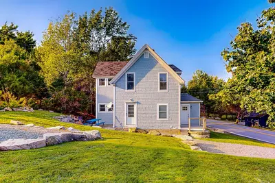 Image de Dog-friendly 2-story home near the ocean with firepit, washer/dryer, deck, & Ac