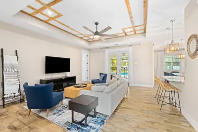 Image de Designer getaway with private pool, luxe lanai, home office & outdoor kitchen