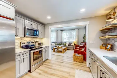 Image de Renovated cozy mountain hideaway minutes from Wisp and Deep Creek Lake.