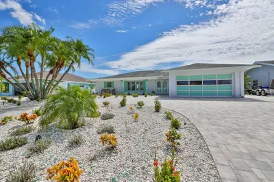 Image de Spacious waterfront home in Apollo Beach w/ private swimming pool and boat dock.