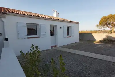 Image de Maison claire et chaleureuse avec extérieur clos, idéale pour les familles.