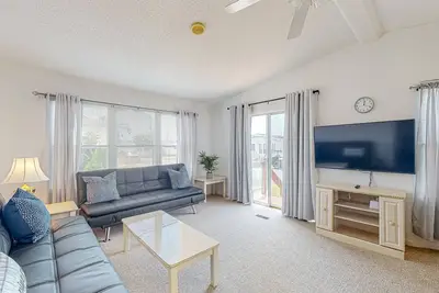 Image de Sunny coastal home with private patio, on-site pool, central Ac, & W/D