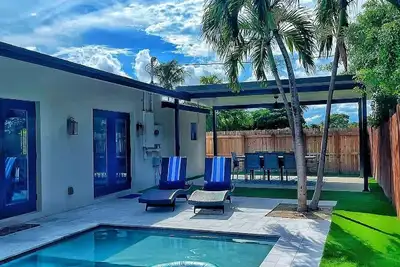 Image de Modern heated pool home, family friendly. 3 minute walk to the beach!