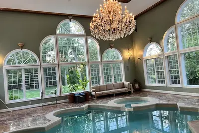 Image de Private Indoor Pool, Theater, outdoor features on pet-friendly estate