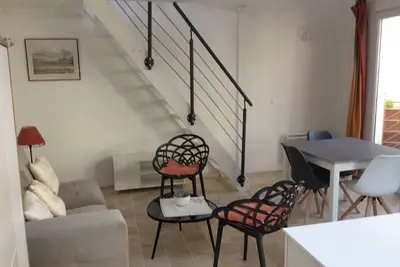 Maisonnette de charme avec terrasse et vue sur le jardin, 500 m de la plage.