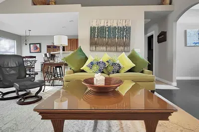 Image de Paradise Hills Oasis Centrally Located