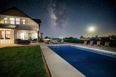 Image de Pool, Hot Tub, Theater, Kids Room, Rv Parking!