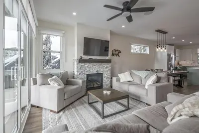 Image de Cozy modern duplex with hot tub, Bbq, garage and media room w/ foosball