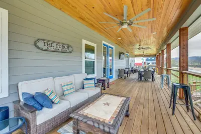Image de Riverfront 'Caddo Shack' Home w/ Views & Fire Pit
