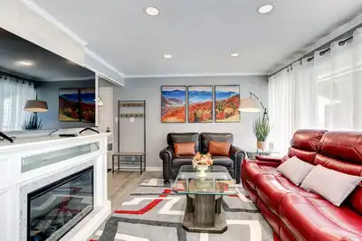 Image de Walk to Metro Station Restaurant Shops 2k2q1t 2Ba Single Family Home