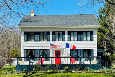 Image de Bright Catskills Farmhouse on Private Land W/ Sunroom, Fire Pit, Near Stamford