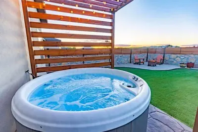 Image de Modern Farmhouse Near Bike Path with Spectacular Views!