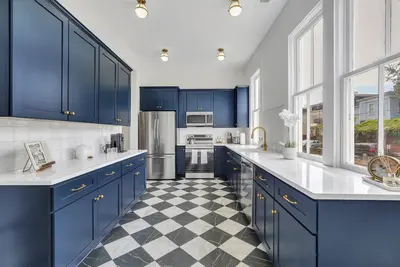 Image de Darling Victorian Town House by Forsyth Park