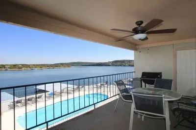 Image de 3 Br Waterfront Condo #207, swimming pool, hot tub & dock access to Lake Travis