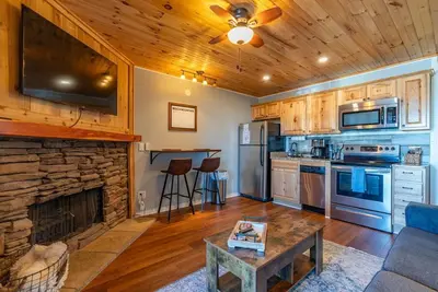 Image de ~Beech Mountain Beauty! Minutes to Overlook Barn! Hot tub, sauna + views~