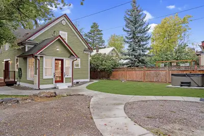 Image de Lux Kalispell Farmhouse w\/ Large Hot Tub\n