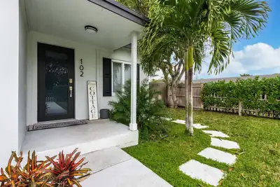 Cozy Corner Cottage 2br 1ba Huge fenced in Yard