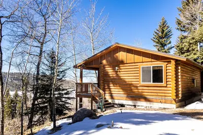 Image de Log cabin in the National Forest, full restaurant/ bar on site, near ski lift. \n