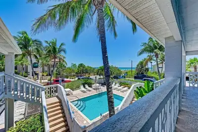 Image de Ami Beach Front Condo - heated pool and less than 50 steps to the Beach!