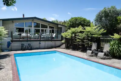 Image de Cozy home with a pool! 5 minutes to Rotorua Town Centre.