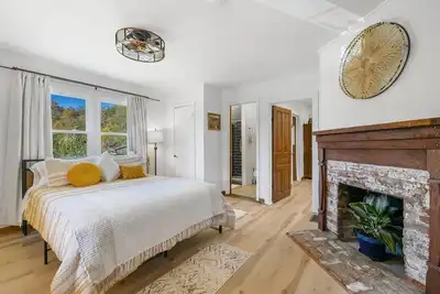 Image de Newly Renovated and Charming 1915 Farmhouse on the Ivy River