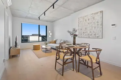 Image de Gorgeous 2-Bed with Pool, Gym Close to Everything