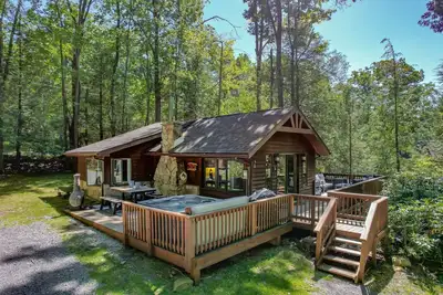 Image de New: The Absolute Cutest Lakefront Cabin in Deep Creek