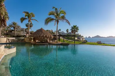 Image de New! Beautiful, Spacious, And Less Than 5 Minute Walk To Beach!