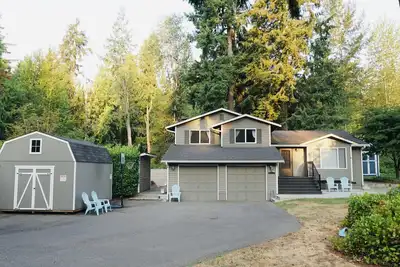 Image de West Lake Stevens Hideaway on. 7 acre with outdoor firepit and fenced backyard