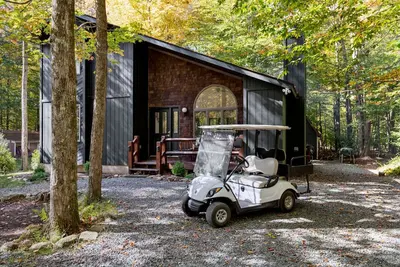Image de Pocono Base Camp - Golf Cart Available to ride to 2 lakes, 3 beaches, & 4 pools
