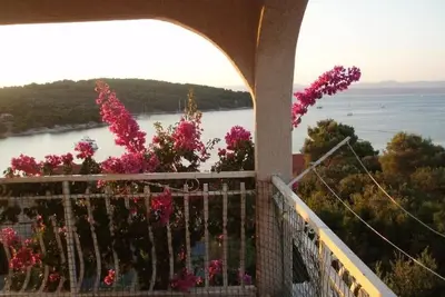 Image de Appartement de deux chambres avec la terrasse et la vue sur le mer Necujam, Solta (A-21776-a)