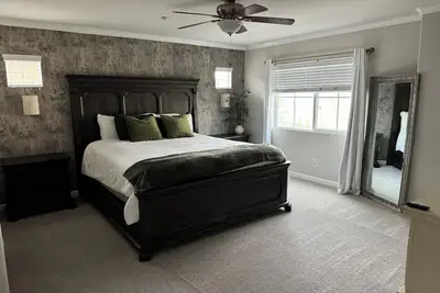 Image de Entire town home close to shopping and hospital.