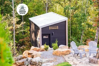 Image de The Atlas Cedar Treehouse at Treetop Escapes!