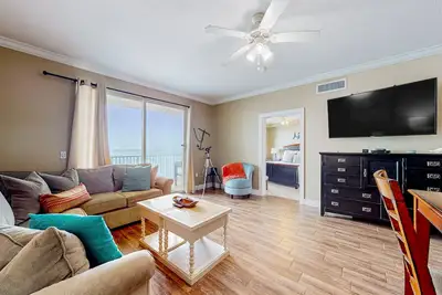 Image de Waterfront condo with on-site pool, private balcony, Ac, & W/D