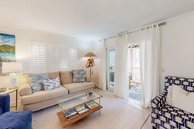 Image de Townhome with 4 stories of deck space, steps to the beach & park