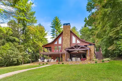 Image de Lakefront house with dock, kayaks, grill, fireplaces, pool table, hot tub, & W/D