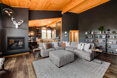 Image de The Modern Moose Lodge | House in Truckee with a chef's kitchen and hot tub