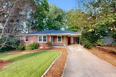 Image de Beautiful brick home with private yard, full kitchen, Ac, & private W/D