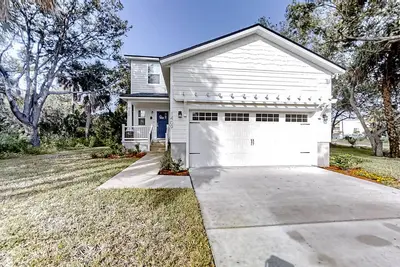 Image de Newly-built 2-story home near the ocean with patio and washer/dryer