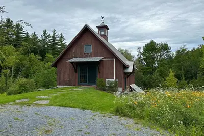 Image de Riverside cabin with mountain views, beach access, children's items, & firepit