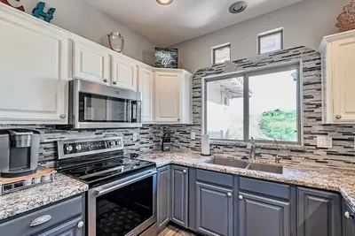 Image de Business or Pleasure! Heated Pool\/Spa\/Bbq, Near Golfing\/Shopping\/Dining & Easy Freeway Access!