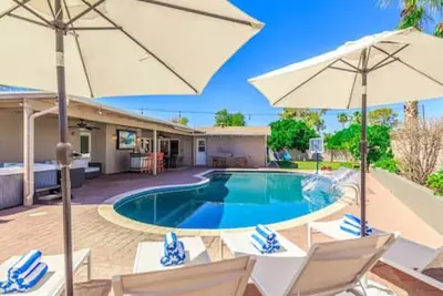 Image de Old Town Heated Pool Hot Tub Putting Green