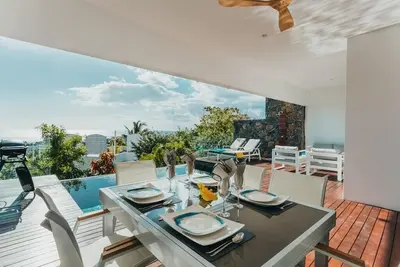 Image de Appartement moderne avec piscine privée et vue mer