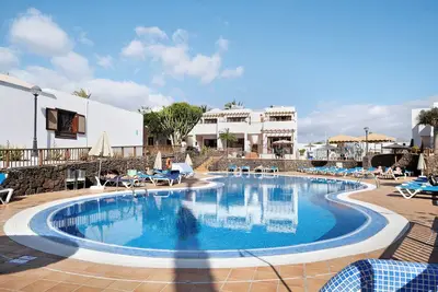Image de Appartement de vacances 'Playa Flamingo 19' avec vue sur la mer, piscine et terrasse