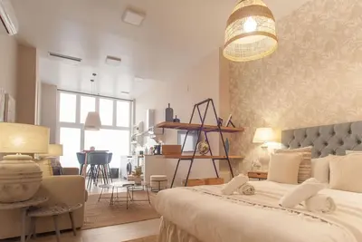 Image de Loft élégant proche plage à Valence avec Wifi et climatisation