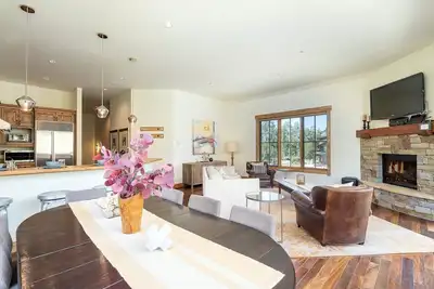 Image de Slopes Calling | Shop, Dine, Ski Village Core